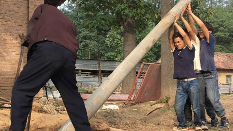 【野居青年】山中小院遭歹人破坏,小伙自己动手用电杆筑起一道防线